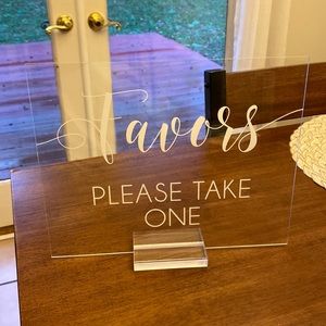 Favors sign
